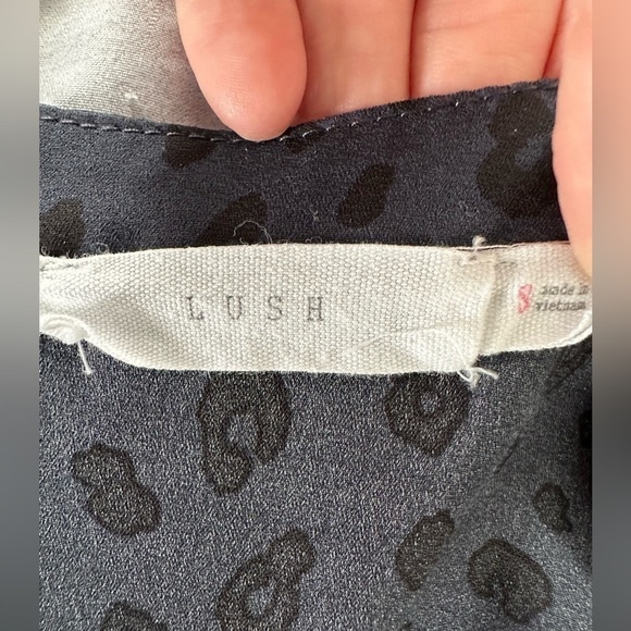 LUSH Blouse V-Neck Leopard Pattern Round Hem 3/4 Sleeve Blue Black Small - Picture 2 of 4